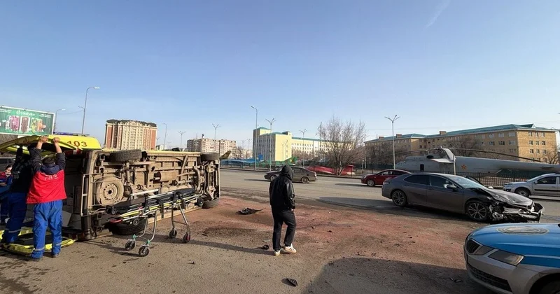 Скорая помощь с беременной перевернулась в Актобе