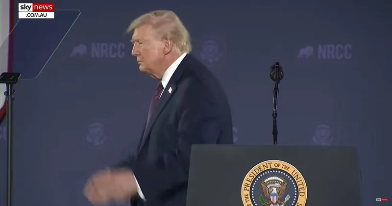 Не мог даже сойти со сцены : Трамп спародировал Байдена (видео)