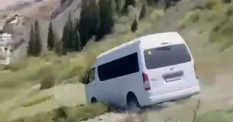 Көлсайда құтқарушылар таудан құлаған көлікті шығарды