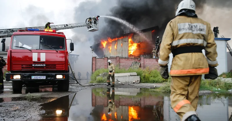 Өскеменде жөндеу орталығында өрт шықты: жалын ішінен алты баллон шығарылды