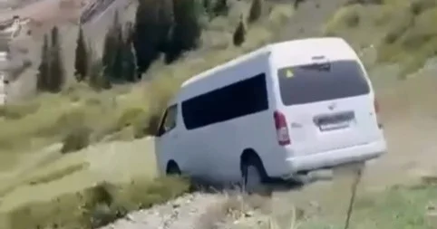 Алматы облысында 150 метр тереңдікке құлап кеткен шағын автобус шығарылды