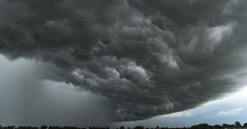 Ураган прошёлся по регионам Казахстана: в Караганде и Экибастузе повреждены кровли домов