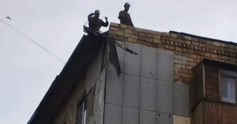 Сильный ветер сорвал кровли нескольких зданий и повалил деревья в Карагандинской области