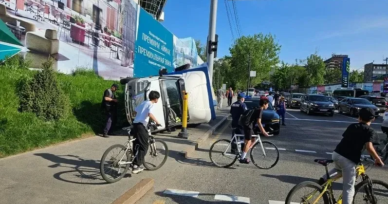 Алматыда қоқыс тиелген жүк көлігі аударылды