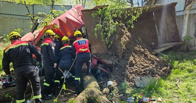 Погиб водитель: грузовик с неисправными тормозами опрокинулся в Алматы (фото)