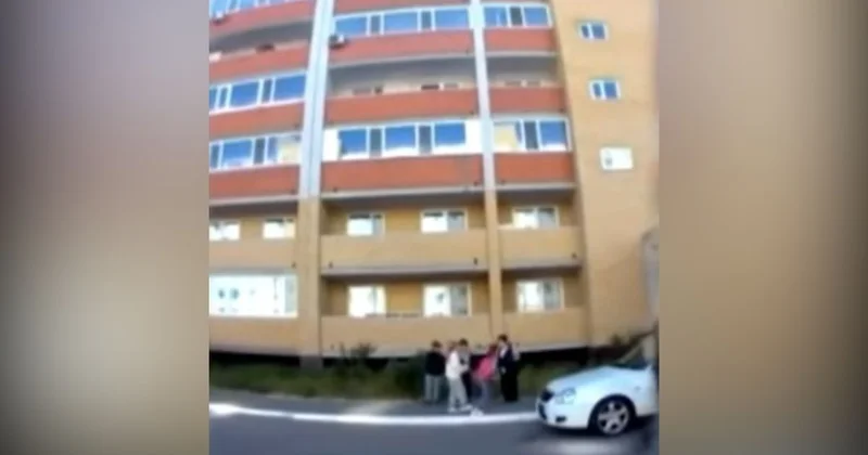 Павлодарда белгісіз ер адам үш баланы ажалдан арашалап қалды