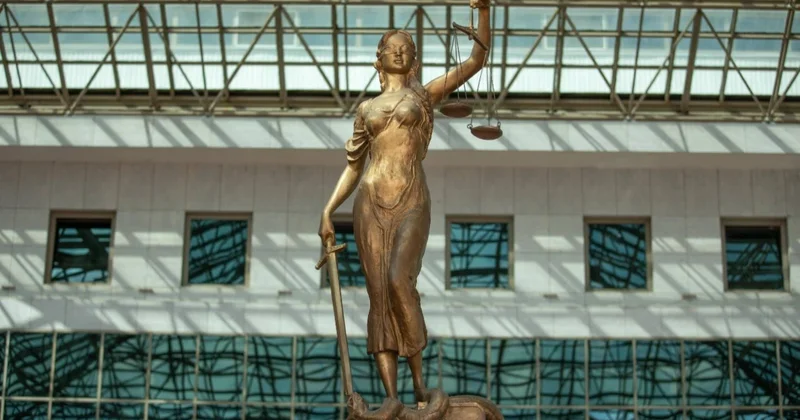 Сотрудника Правительства для граждан осудили за обман 33 жителей Алматинской области