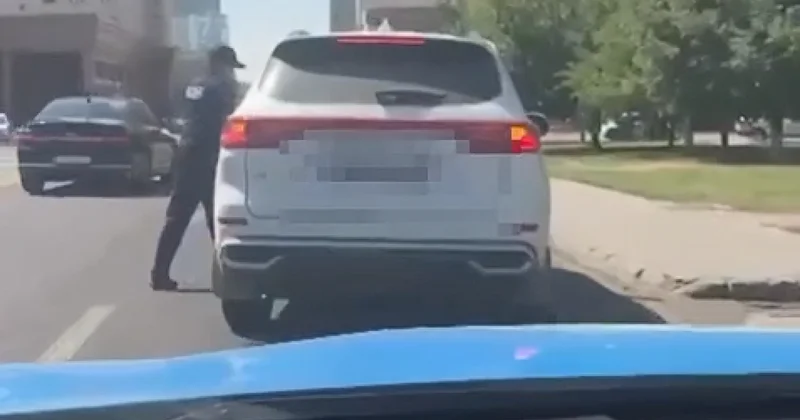Мужчину арестовали близ Дома Министерств в Астане (ВИДЕО)