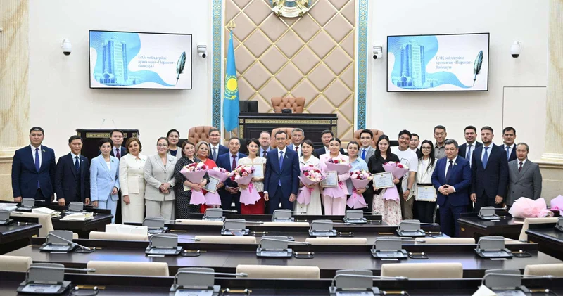 Лауреатов конкурса для журналистов Парасат наградили в Сенате