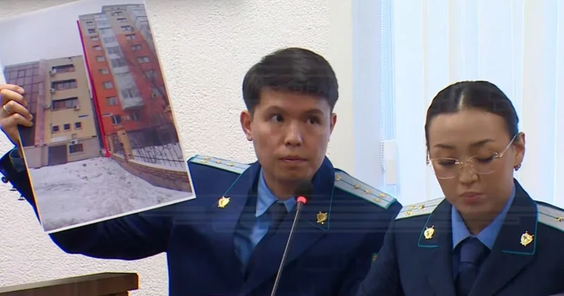 Показалось, что землетрясение или взрыв . Работник соседнего здания рассказал об обрушении фасада дома в Астане