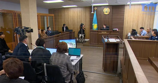 Кирпичи уже отходят : свидетель рассказала о новых проблемах после обрушения фасада дома в Астане