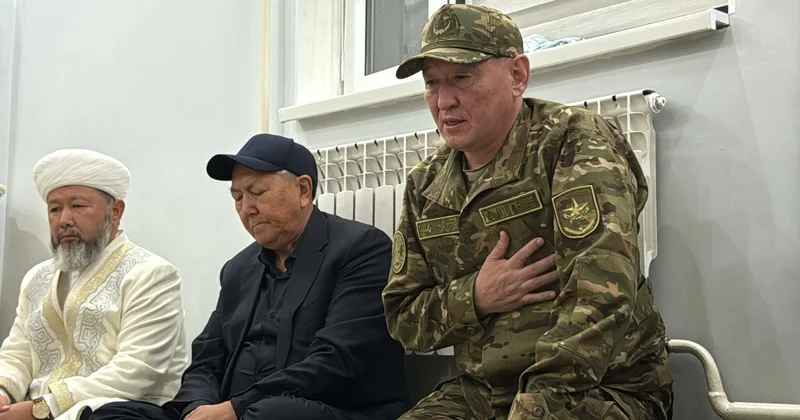 Косанов навестил семьи погибших на Каспии солдат