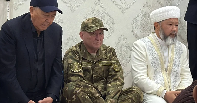 Министр обороны встретился с семьями погибших военнослужащих в Мангистауской области