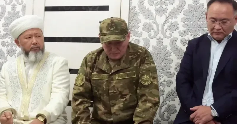 Қорғаныс министрі Маңғыстауда қаза болған әскери қызметшілердің отбасыларымен кездесті