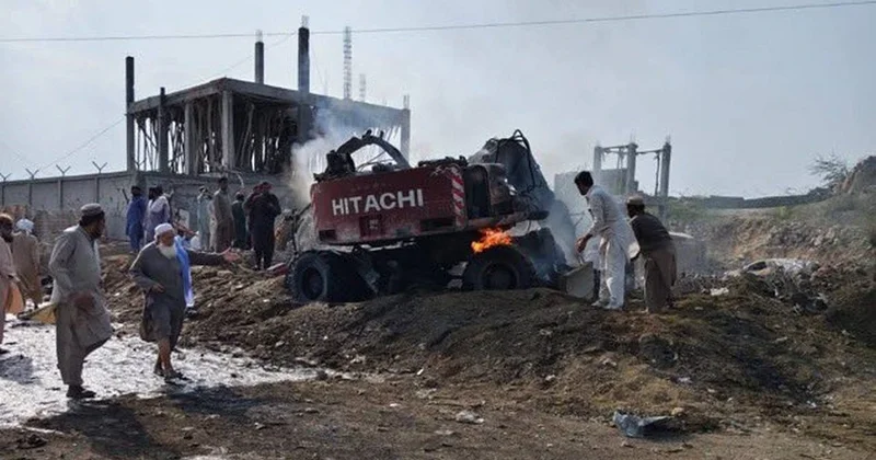 12 человек погибли и 30 получили ранения в результате теракта у полицейского КПП в Пакистане