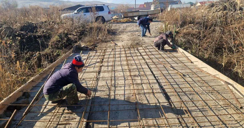 Жители Усть Каменогорска построили мост методом асар