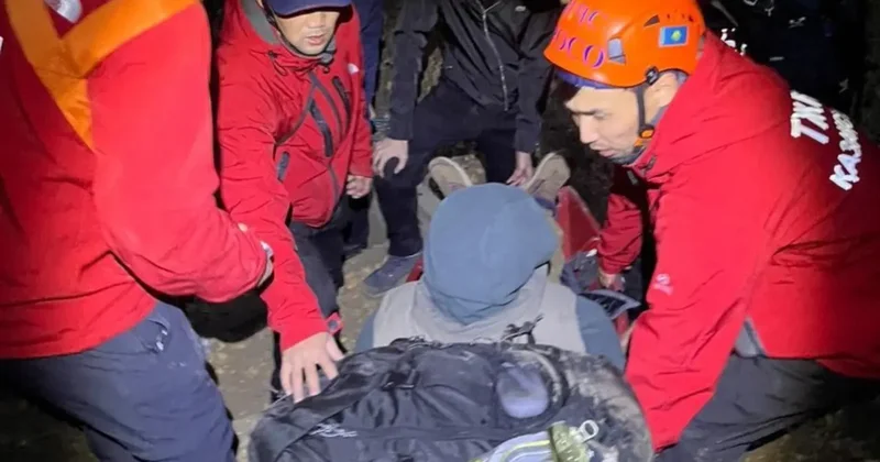 Туристу стало плохо на Кокжайлау: спасатели передали его скорой помощи