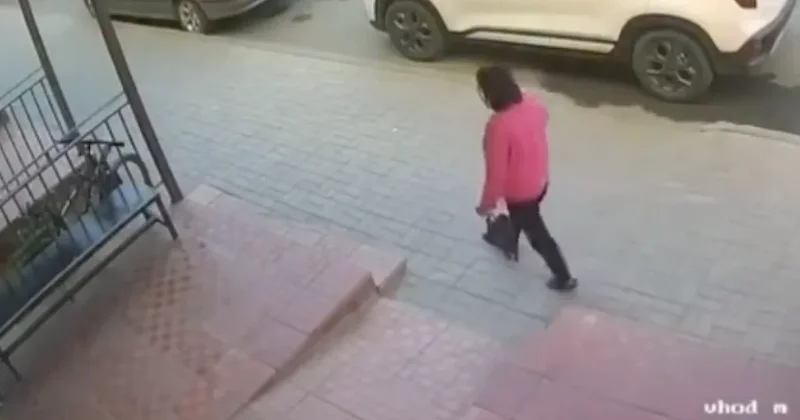 В Астане женщина с ремнём напала на прохожих инцидент попал на видео