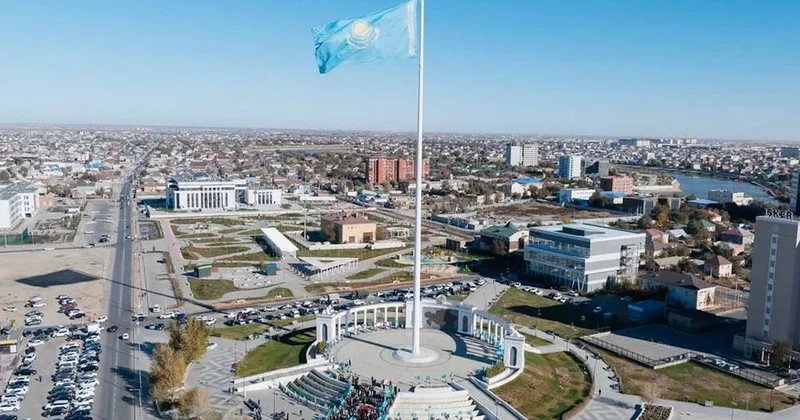 ​Атырауда Республика күніне Мемлекеттік ту көтеру рәсімі өтті