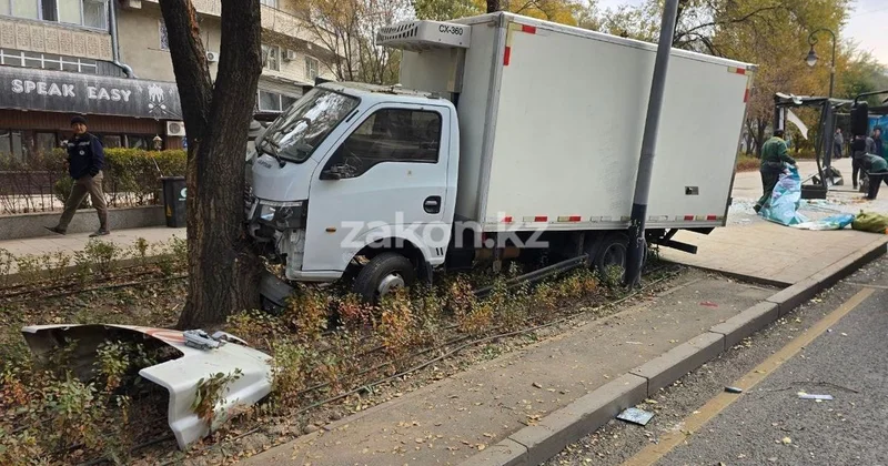 Грузовик снес остановку и врезался в дерево после столкновения с автомобилем Changan в Алматы (фото)