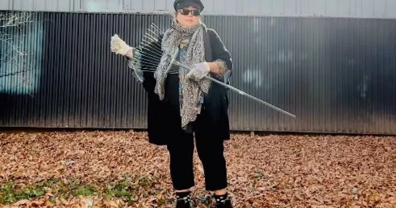 Макпал Жунусова вышла во двор с метлой (ВИДЕО)