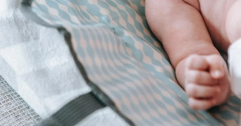 Умер спустя час после появления на свет : смерть младенца расследуют в Жамбылской области