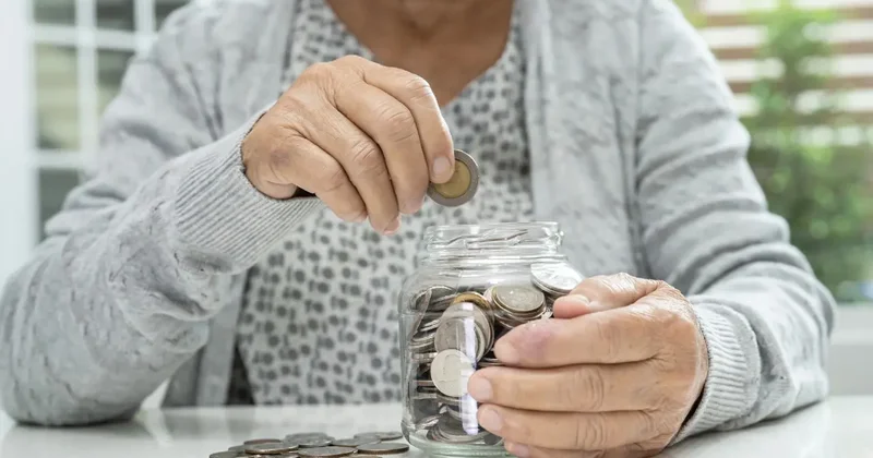 Парламент принял закон о повышении пенсии в Казахстане с 1 января 2026 года