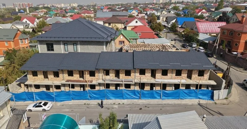 Двухэтажное здание сносят по решению суда Алматы