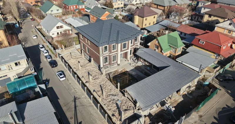 Алматыда заңсыз салынған екі қабатты ғимарат сүріліп жатыр