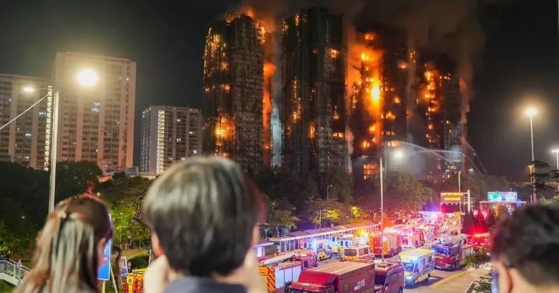Восемь высоток жилого комплекса загорелись в Гонконге, погибли 13 человек
