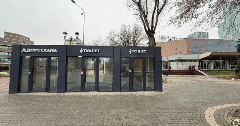 В Астане первый прозрачный туалет вызвал бурное обсуждение в сети
