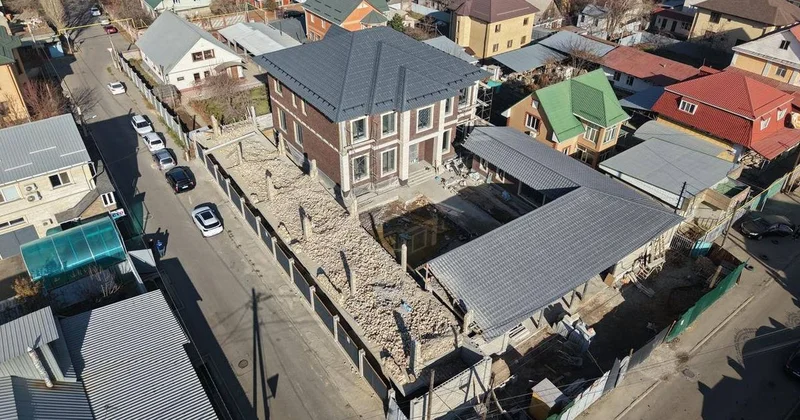 Огромный двухэтажный коттедж сносят в Алматы (фото)