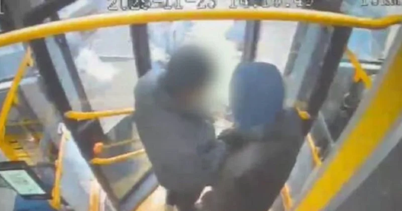 Пассажиры начали кашлять : конфликт астанчан в автобусе закончился распылением газового баллончика