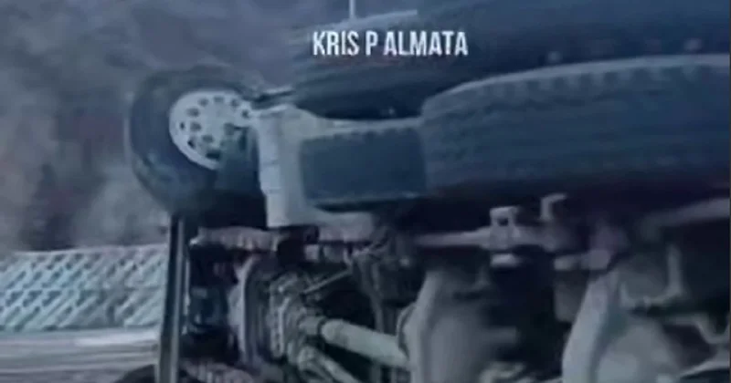 Самосвал перевернулся по дороге на Медеу в Алматы (видео)