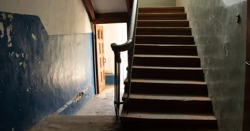 Мужчину ударило током при входе в подъезд дома в Усть Каменогорске