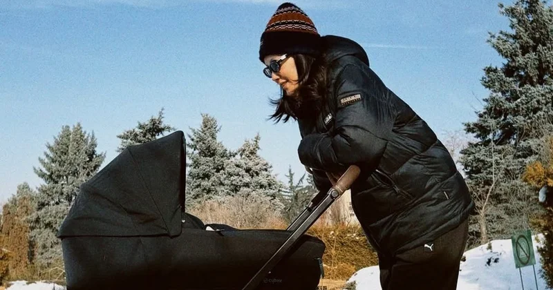 Недавно ставшая мамой Аружан Джазильбекова показала кадры с прогулки с маленькой дочерью