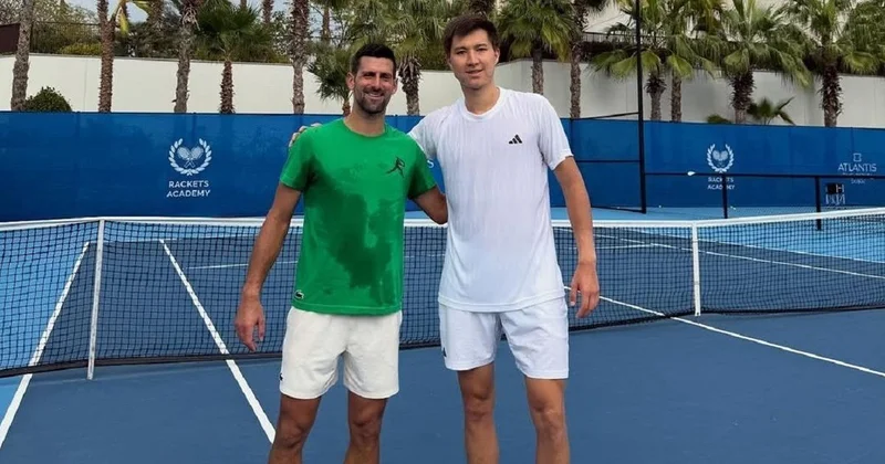 Даже не вспотел : казахстанец провел тренировку с легендарным теннисистом Новаком Джоковичем