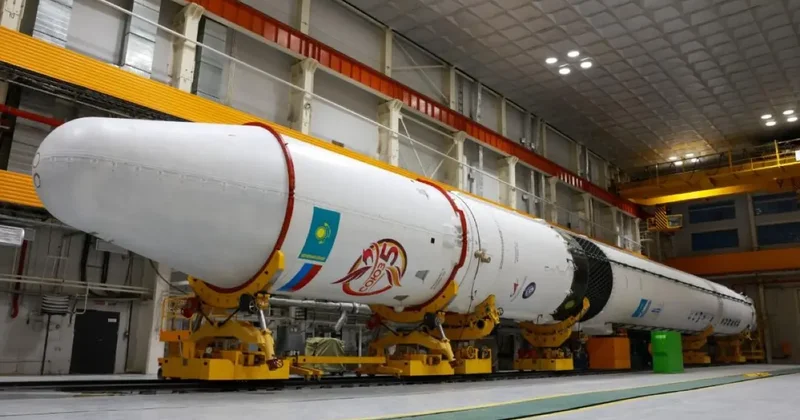 Ракета "Союз 5/Сункар" проходит финальные проверки перед запуском с комплекса "Байтерек"