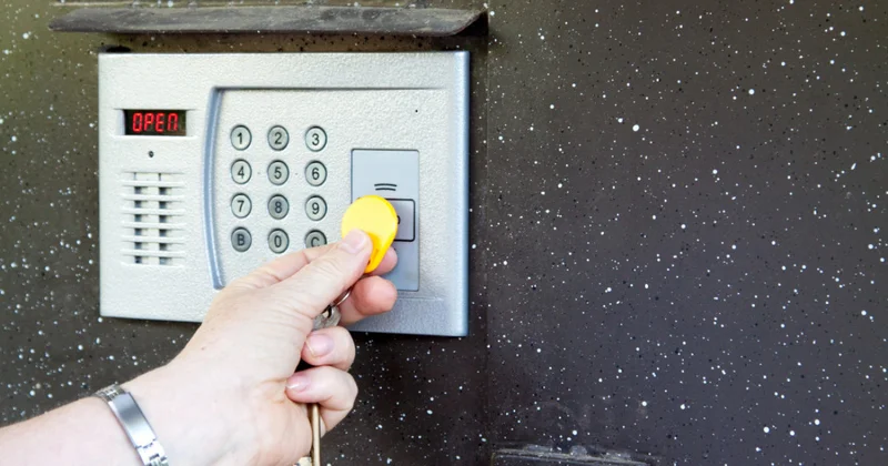 Өскеменде подъезд тұтқасын ұстаған жас жігітті тоқ соғып, жүрегі тоқтап қалған