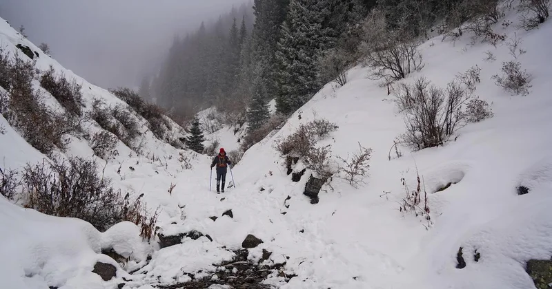 Трое парней пропали в горах Алматы: найдено тело одного из них