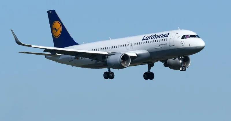 Жолаушы көз жұмды: Қытайға ұшып бара жатқан ұшақ Алматыға шұғыл қонды