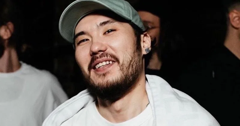 Голливудский актер из Детства Шелдона оказался фанатом Скриптонита и казахстанской музыки