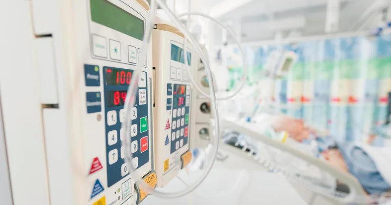 Пережил остановку сердца: мужчина попал в реанимацию после удара током у подъезда в ВКО