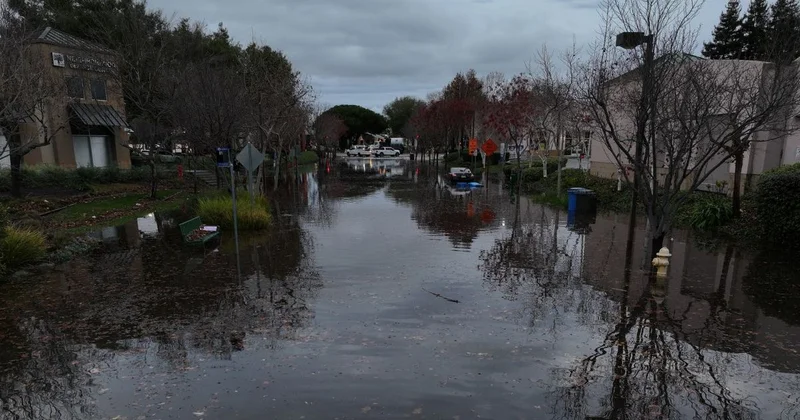 Мощный шторм обрушился на Калифорнию в Рождество: объявлена эвакуация (видео)