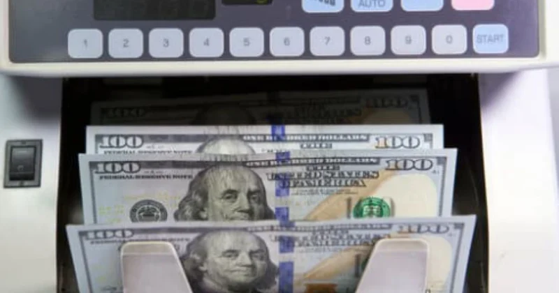 ​Қазақстандықтар жаңа жыл қарсаңында жаппай ​доллар сатып алуда