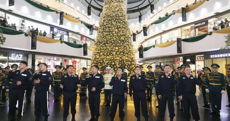 Гвардейцы наполнили столицу новогодним настроением
