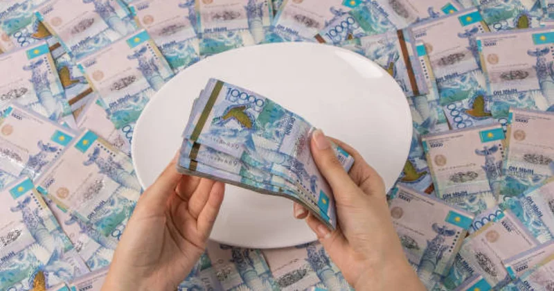 Қазақстанда қолма қол ақшамен есептесетіндер үлесі күрт өсті