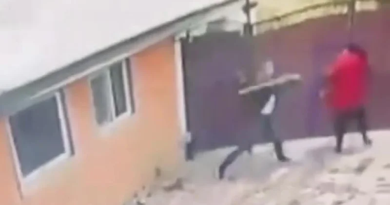 Мүлікті қиратып, соққыға жыққан: Желіде Қаскелеңдегі отбасылық жанжалдың видеосы тарады