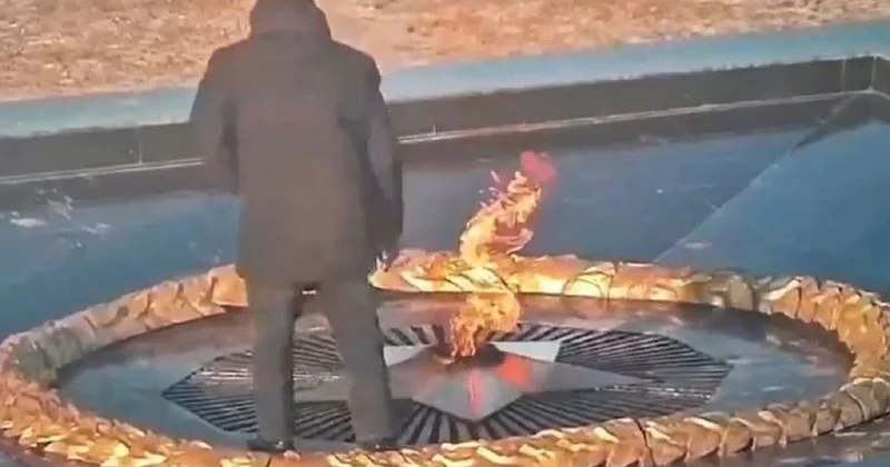 Жителя Уральска наказали за поведение у Вечного огня (видео)