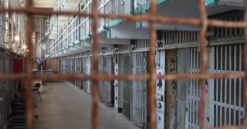 Арест и повреждение электронного браслета: освободившегося акмолинца вернули в колонию